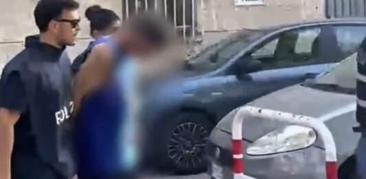 Roma, trascinano un’anziana sull’asfalto per strapparle la borsa. Fermati dalla polizia 2 romani