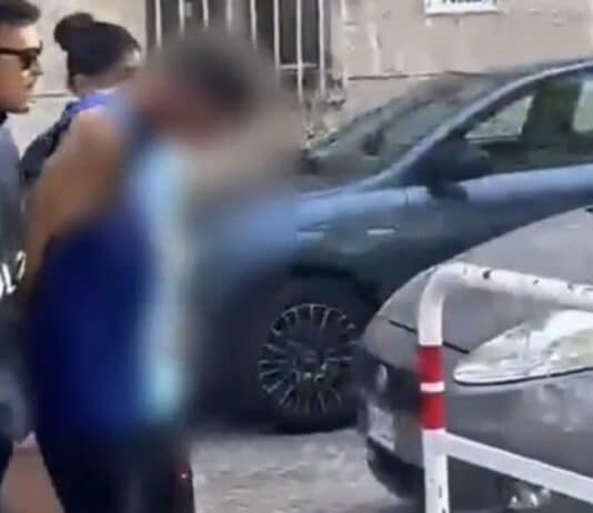 Roma, trascinano un’anziana sull’asfalto per strapparle la borsa. Fermati dalla polizia 2 romani