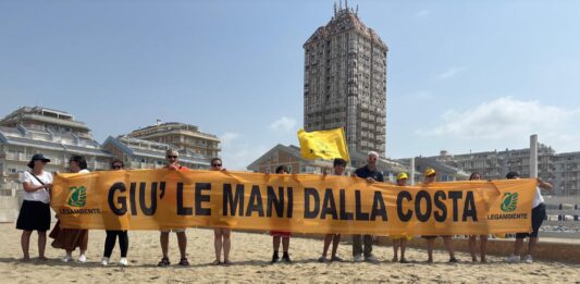 Goletta Verde a Nettuno con lo striscione “Giù le mani dalla costa”: appena il 10% del litorale sabbioso è libero, balneabile e accessibile