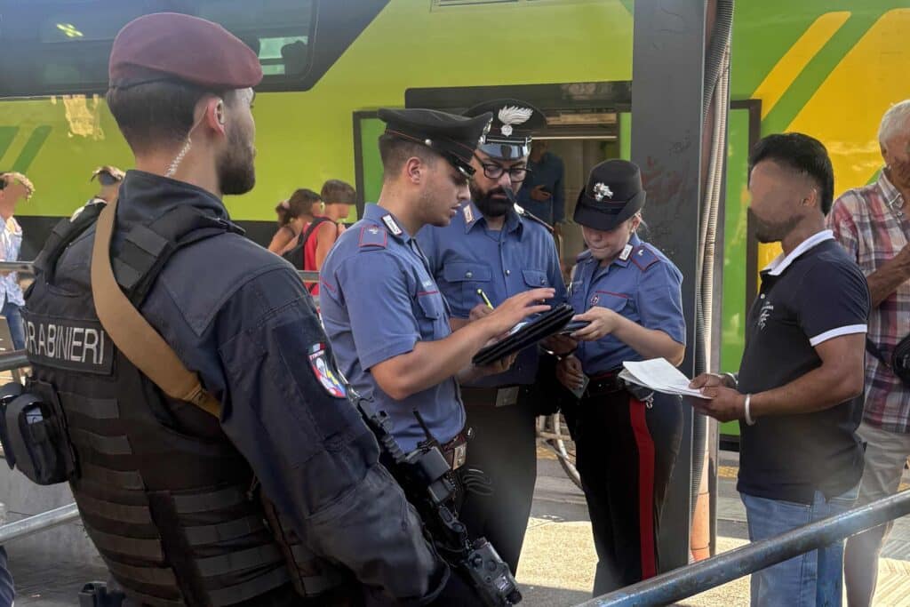 Maxi Operazioni dei Carabinieri sul litorale tra Anzio, Lavinio e Ardea: tre arresti, tre tenunce e sequestrati oltre 2 kg e mezzo di droga e 13 fucili 1 Maxi Operazioni dei Carabinieri sul litorale tra Anzio, Lavinio e Ardea: tre arresti, tre tenunce e sequestrati oltre 2 kg e mezzo di droga e 13 fucili 1