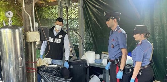 I Carabinieri scoprono raffineria di coca nelle campagne di Latina, sequestrati 28 kg di droga