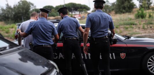 Si aggira nella metro con un coltello, poi aggredisce i Carabinieri. Arrestato alla stazione Tiburtina