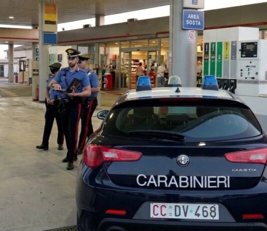 Roma, acquista 230 litri di carburante con carte aziendali, i Carabinieri arrestano un 49enne e denunciano un 20enne