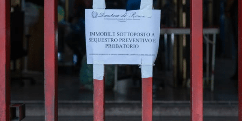 #Spin Time Labs, l'umanità lasciata sul marciapiede davanti al Palazzo vuoto per cui lo Stato paga 200mila euro ogni mese 1