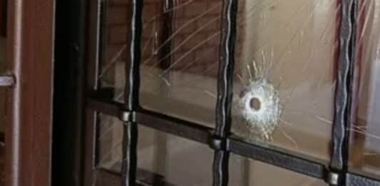 Colpi di pistola la scorsa notte ad Aprilia, colpito un portone in via Londra