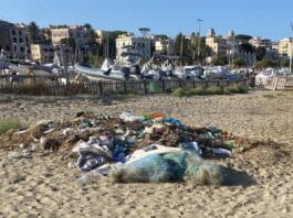 Anzio, Rifiuti sulla spiaggia di levante: chi deve pulire? e le multe?