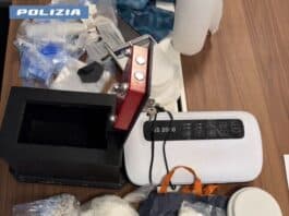Ostia, appartamento a due passi dal mare adibito a base logistica per lo spaccio: 2 arresti della Polizia, sequestrata cocaina e crack
