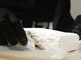 Roma, droga recuperata in un tombino. Sequestrati cocaina, crack, shaboo