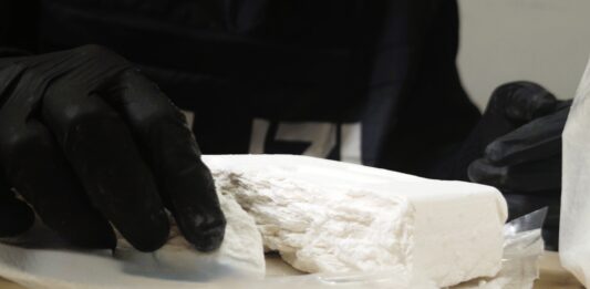 Roma, droga recuperata in un tombino. Sequestrati cocaina, crack, shaboo