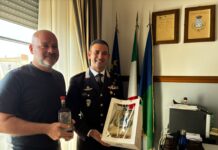 Il sindaco Burrini saluta il tenente dei Carabinieri Giovanni Frazzica