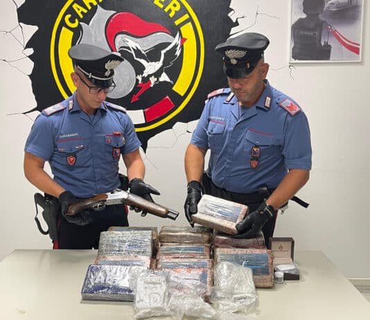 Cisterna, Maxi blitz antidroga dei Carabinieri: sequestrati 26 kg di cocaina , Rolex è un fucile a canne mozze