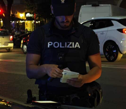 Lavinio, aggredirono e rapinarono connazionale nei pressi della stazione, la Polizia arresta i due responsabili