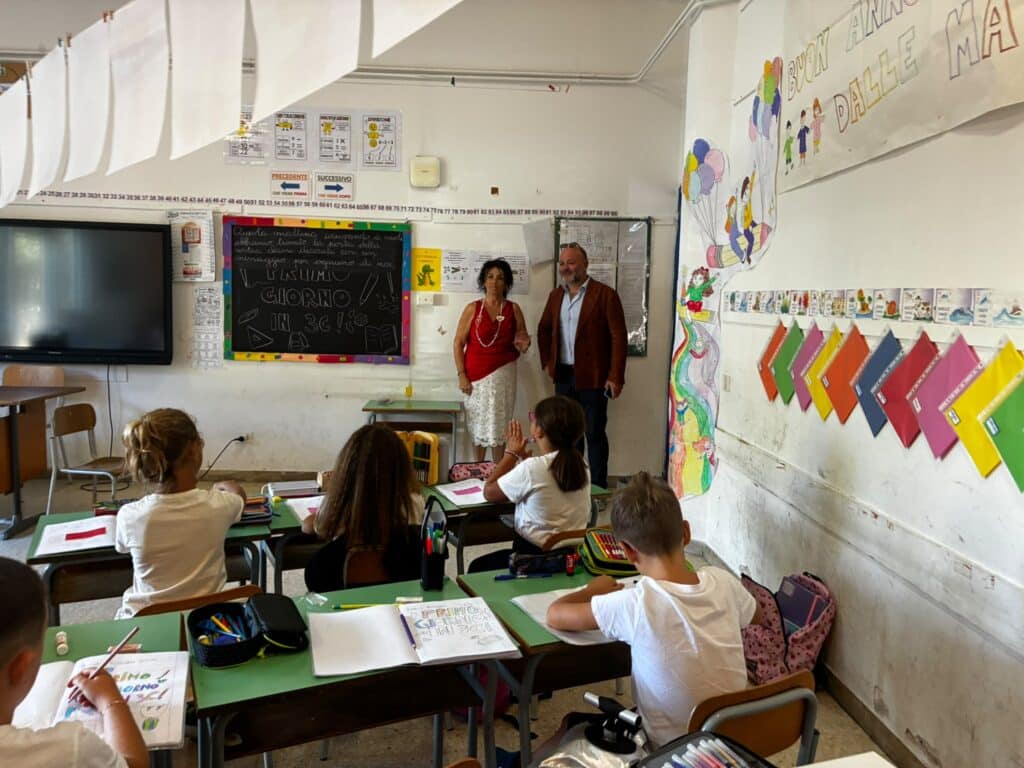 Primo giorno di scuola, il sindaco di Nettuno fa il giro delle classi 4