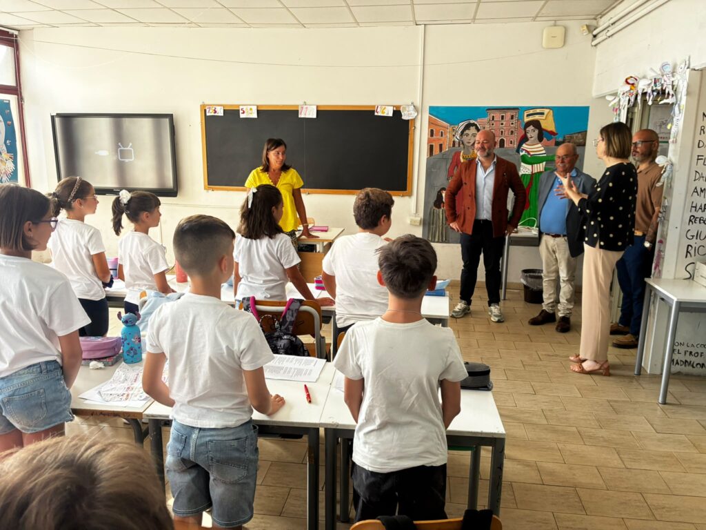 Primo giorno di scuola, il sindaco di Nettuno fa il giro delle classi 6