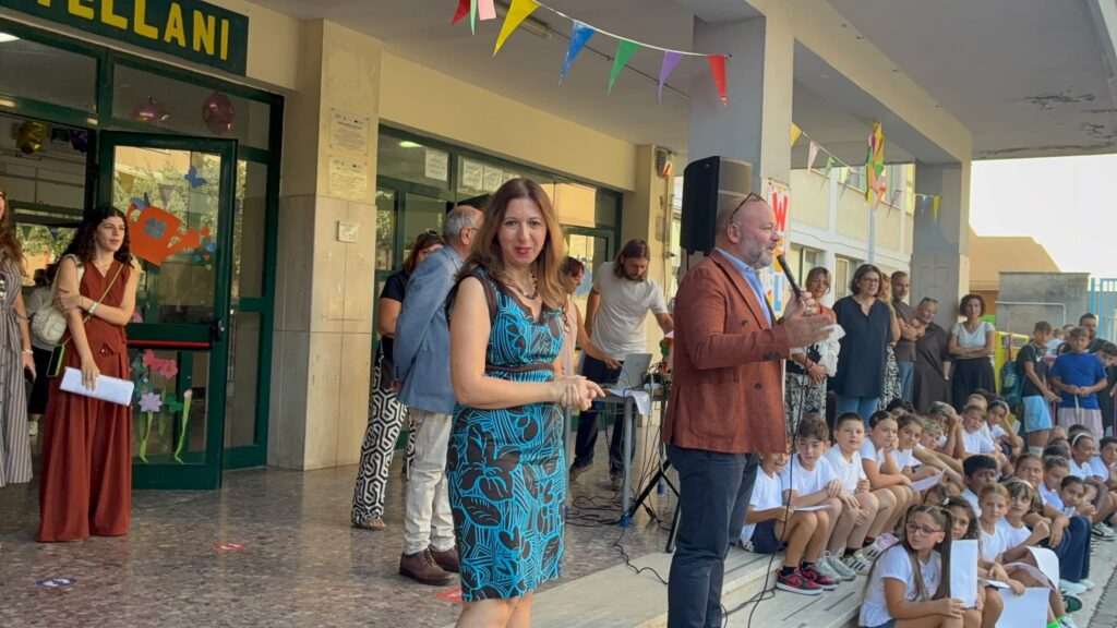 Primo giorno di scuola, il sindaco di Nettuno fa il giro delle classi 5