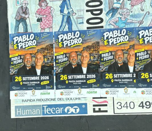 Manifesti di uno spettacolo affissi abusivamente sui cartelloni di una società privata