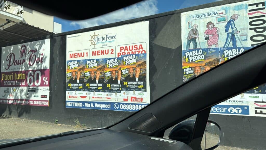 Manifesti di uno spettacolo affissi abusivamente sui cartelloni di una società privata 1 Manifesti di uno spettacolo affissi abusivamente sui cartelloni di una società privata 1