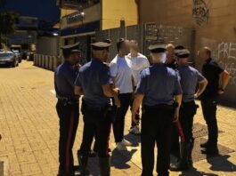 Acilia, violenta rissa a bottigliate in strada. Due arresti e undici denunce