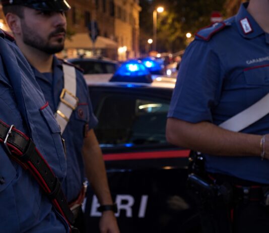 Nomentano, rubano analcolici e minacciano i dipendenti con un coccio di vetro, arrestati dai carabinieri
