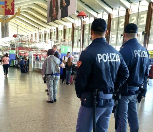 Ore a fissarla mentre lavorava, richiesta insistenti di appuntamenti, stalker in stazione arrestato dalla Polizia ferroviaria