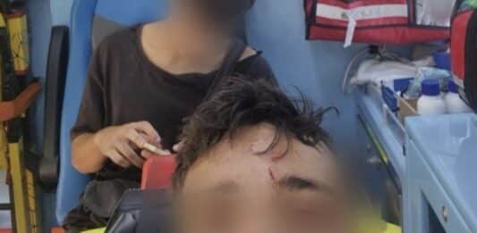 Roma, Speronati in moto e picchiati per la bandiera della Palestina. Due studenti al pronto soccorso