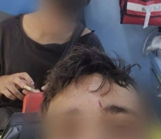 Roma, Speronati in moto e picchiati per la bandiera della Palestina. Due studenti al pronto soccorso