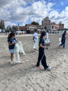 I volontari di Plasticfree puliscono la spiaggia dello Sport. Il sindaco: "Grazie a tutti" 1