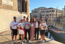 Nettuno alla Regata Storica di Venezia, l’equipaggio sul Canal Grande con le casacche del baseball
