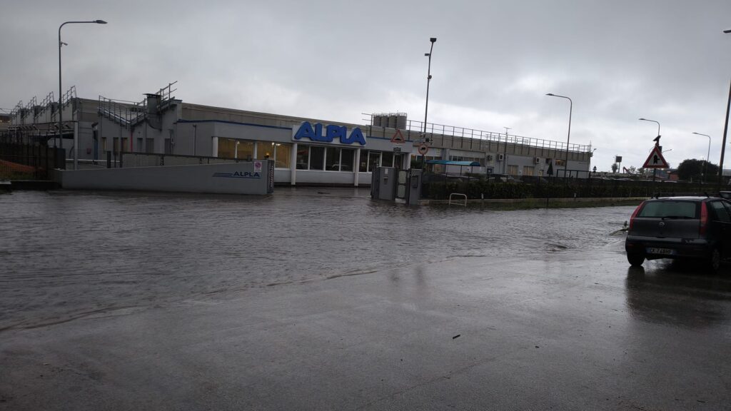 Anzio, Maltempo, criticità su diverse strade. L'allerta meteo arancione emessa dal centro funzionale della Regione Lazio 3