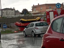 Anzio sott’acqua, a viale Marconi arrivano i gommoni. Famiglie barricate in casa e attività chiuse