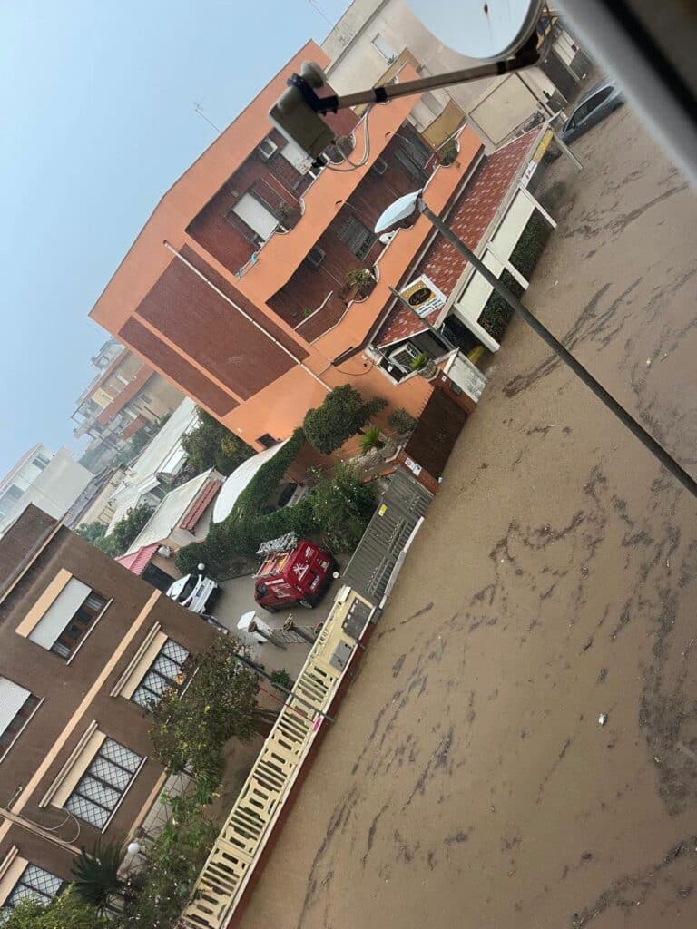 Anzio sott'acqua, a viale Marconi arrivano i gommoni. Famiglie barricate in casa e attività chiuse 1