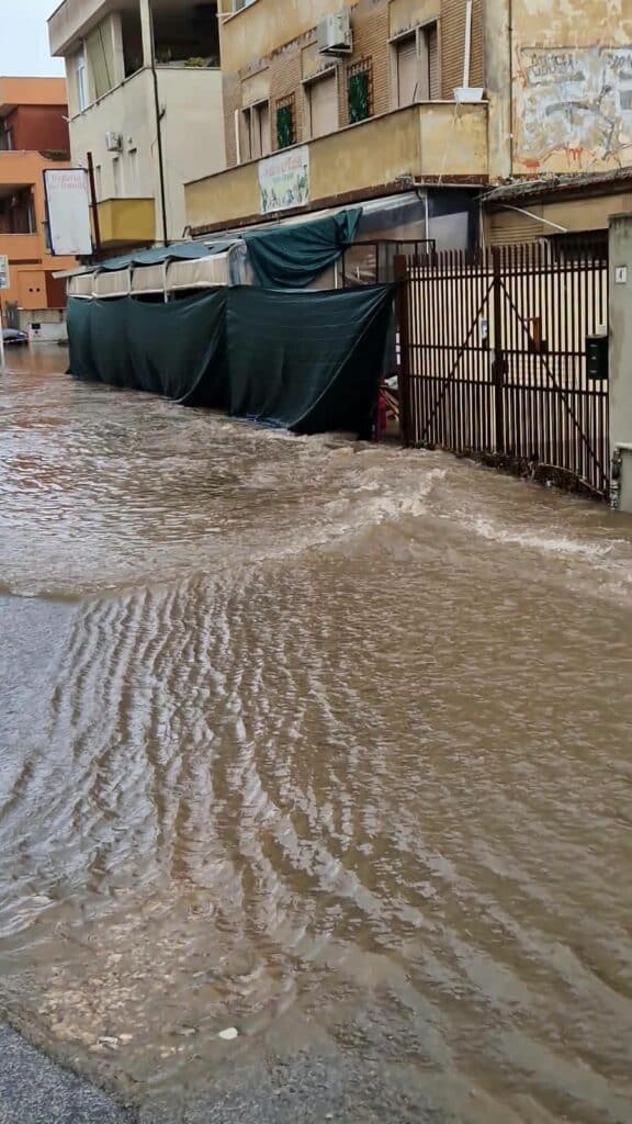 Anzio sott'acqua, a viale Marconi arrivano i gommoni. Famiglie barricate in casa e attività chiuse 4