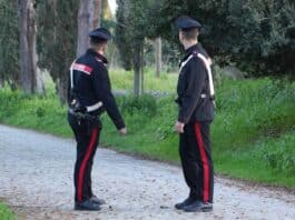 Roma, avvicina un uomo al parco e lo minaccia con una pistola per farsi consegnare denaro