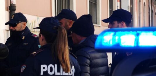 Roma, cantine-forziere e arredi a doppio fondo per nascondere la droga, sequestrati 10mila euro in contanti