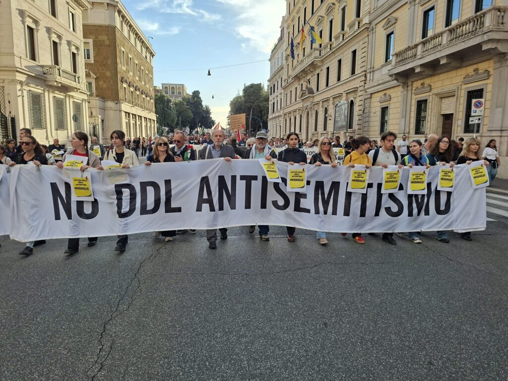 In migliaia in piazza a Roma per chiedere la fine del genocidio a Gaza 1