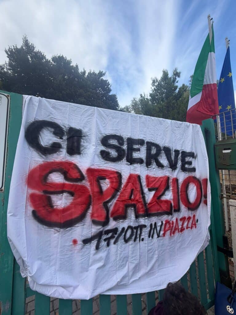 Anzio 12 ottobre, gli studenti e le studentesse dell'Innocenzo XII hanno scioperato affiancati dalle scuole del territorio 3