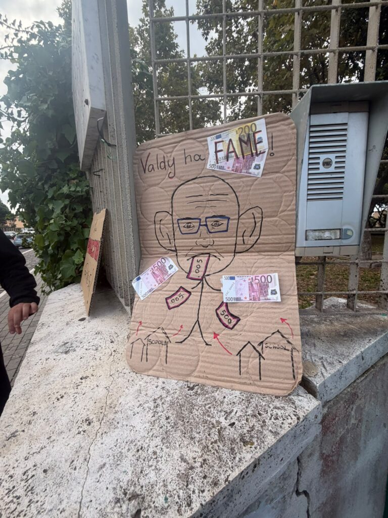 Anzio 12 ottobre, gli studenti e le studentesse dell'Innocenzo XII hanno scioperato affiancati dalle scuole del territorio 2