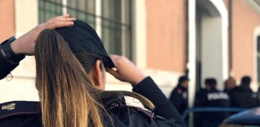 Roma, spacciatore offre la droga al cliente sbagliato. Cinque arresti