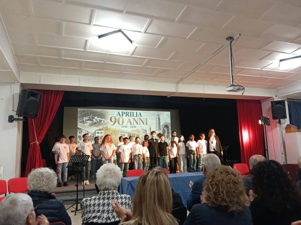 Aprilia, Donata l'opera del maestro de Waure all'Istituto Pascoli: affisso nell'atrio della scuola il ritratto del poeta 2