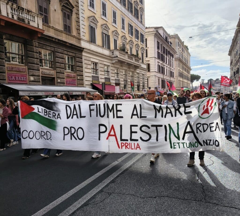 In migliaia in piazza a Roma per chiedere la fine del genocidio a Gaza 2