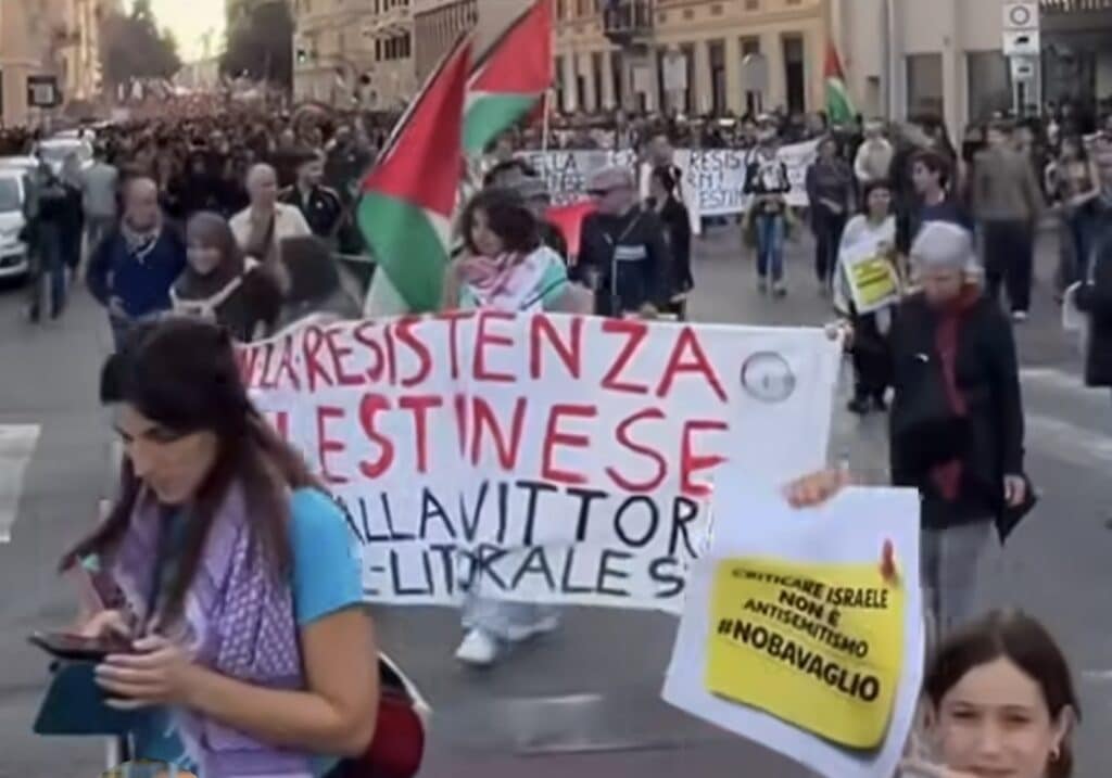 In migliaia in piazza a Roma per chiedere la fine del genocidio a Gaza 3