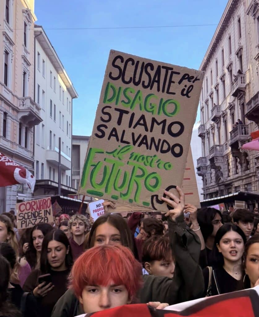 Studenti: "Soldi alla scuola, non alle armi", migliaia in piazza per il "No Meloni day" 1