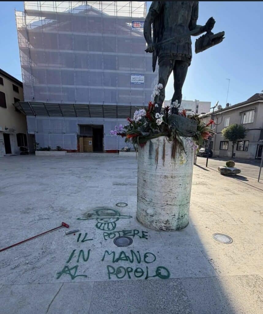 Aprilia, imbrattati il monumento di Piazza dei Bersaglieri e il sagrato della Chiesa di San Michele 1