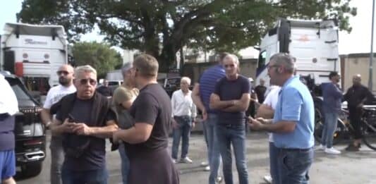 Caro gasolio, Dilagano i blocchi dei Tirreni il governo sceglie la lira la linea dura, camionisti denunciati e identificati