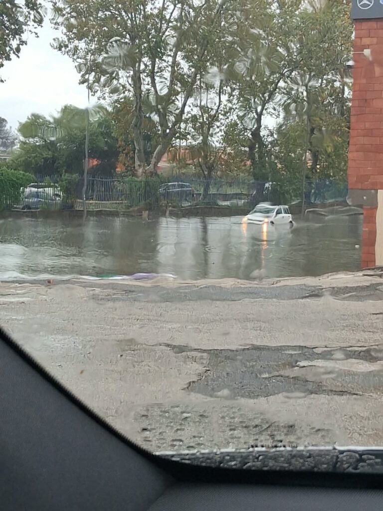 Anzio sott'acqua, a viale Marconi arrivano i gommoni. Famiglie barricate in casa e attività chiuse 3
