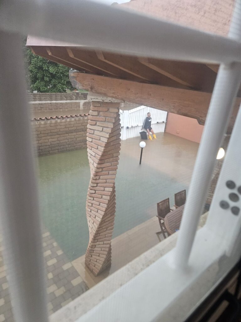Anzio sott'acqua, a viale Marconi arrivano i gommoni. Famiglie barricate in casa e attività chiuse 5