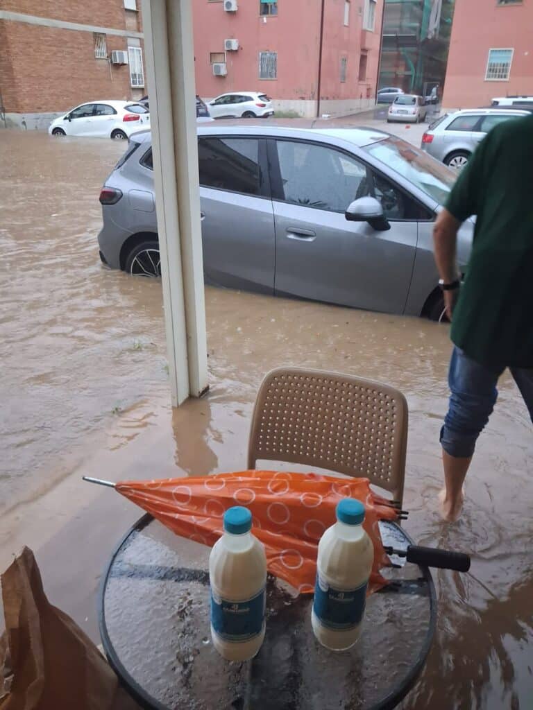 Anzio sott'acqua, a viale Marconi arrivano i gommoni. Famiglie barricate in casa e attività chiuse 6