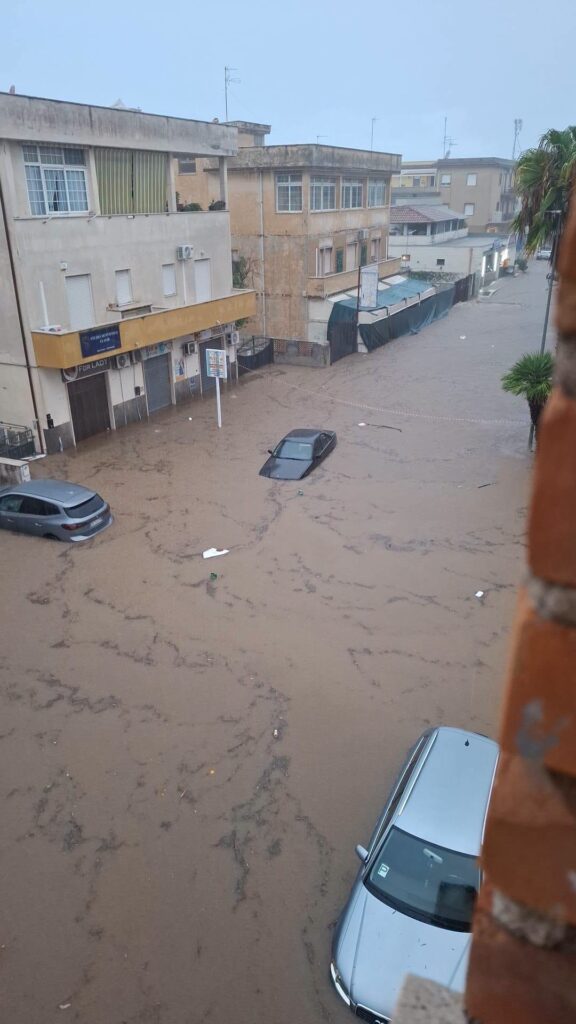 Anzio sott'acqua, a viale Marconi arrivano i gommoni. Famiglie barricate in casa e attività chiuse 2